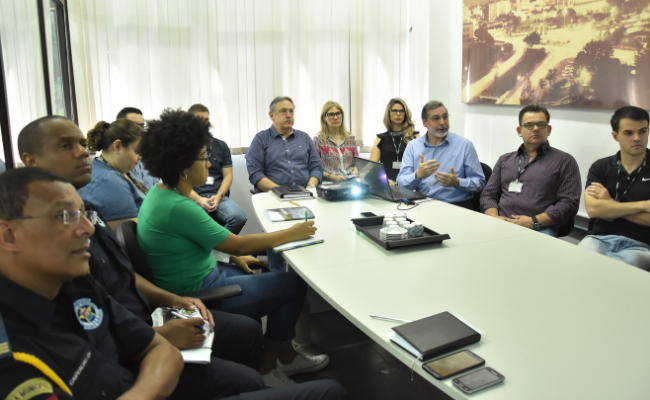 Mesa ao centro, com pessoas sentadas no entorno