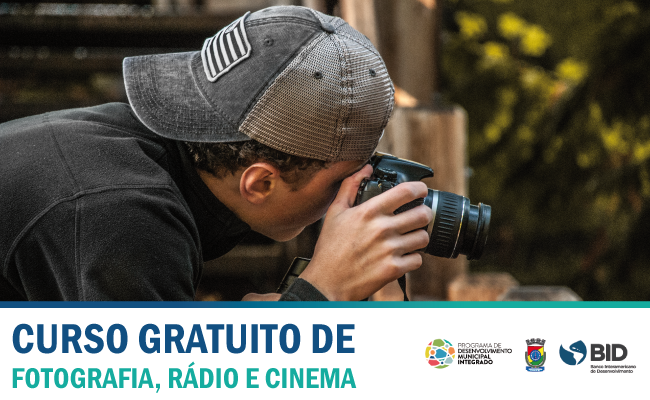 Menino fcom um bone virado para trás fotografando
