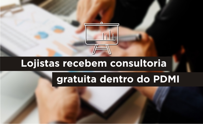 Com uma foto desfocada ao fundo, escrito em branco Lojistas recebem consultoria gratuita