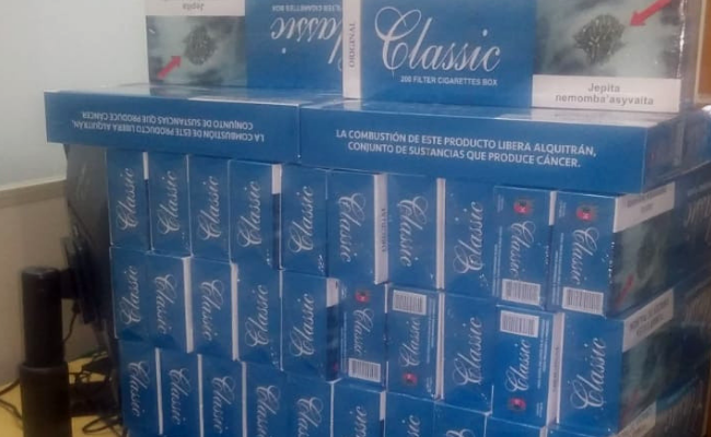 Maços de cigarros azuis