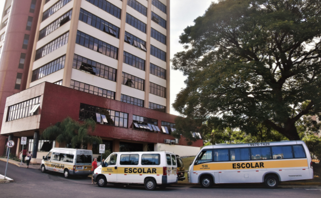 Vans estacionadas em fila no pátio da Prefeitura