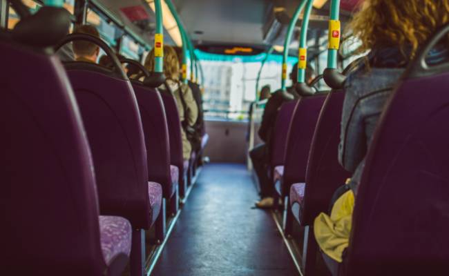 Corredor de um }onibus, com poltronas