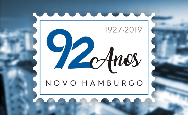 Com a cidade ao fundo borrado, um selo escrito 92 anos Novo Hamburgo
