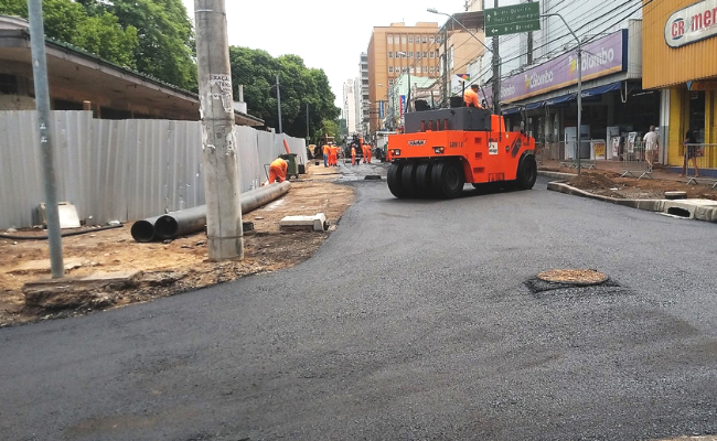 Depois da colocação de uma camada de asfalto, uma máquina faz o nivelamento da Rua Pedro Adams