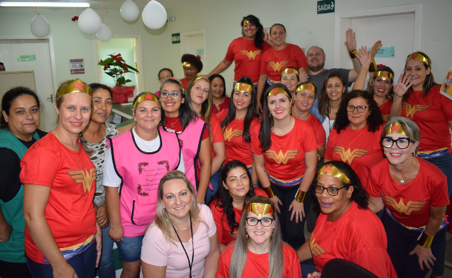 Grupo de mulheres em pé e agachadas