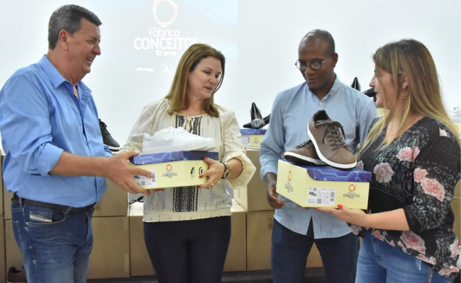 Quatro pessoas, sendo que no meio está a prefeita Fátima e o secretário daniel bota. Eles seguram caixas de calçado. Uma homem está no outro lado da prefeita e uma mulher ao lado do secretário.