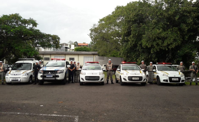 Cinco viaturas estacionadas lado a lado