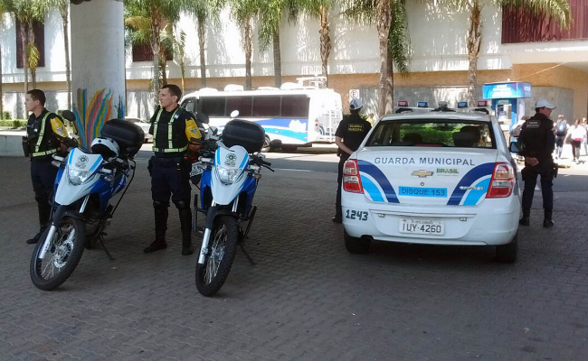 Parados, duas motos e dois guardas municipais e um carro 