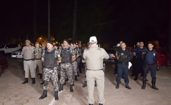 Em quatro filas, brigadianos uniformizados e guardas municipais. À frente, o comandante da tropa