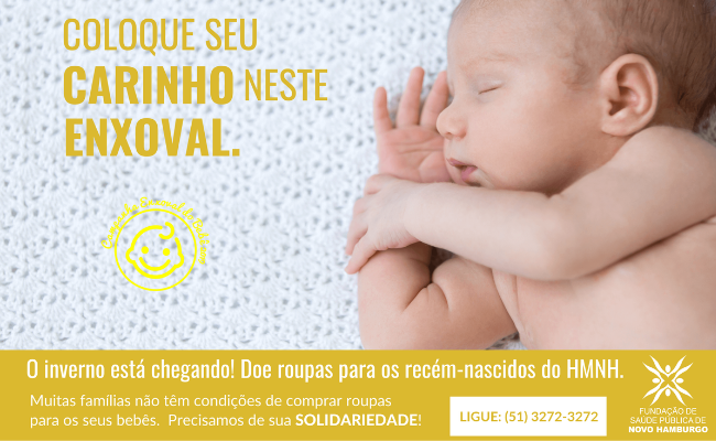 Um bebê deixado com a frase "Coloque seu carinho neste enxoval"