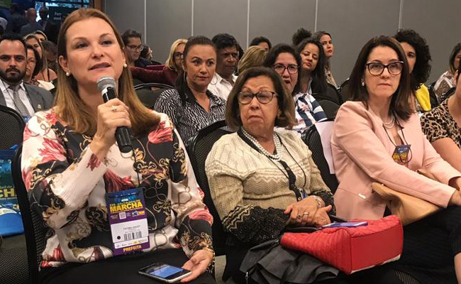 Prefeita Fátima sentada ao microfone