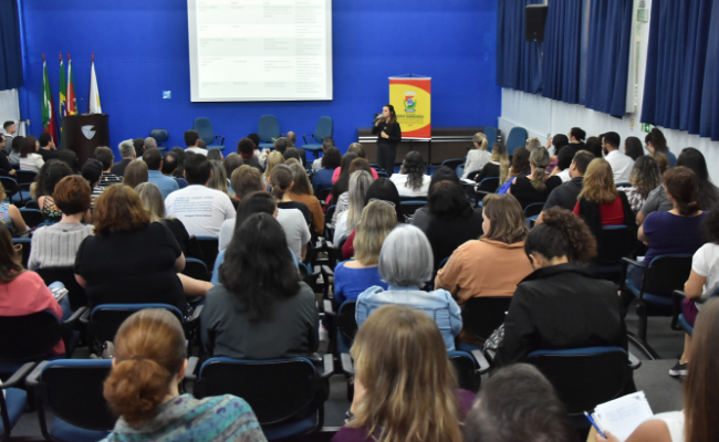 Em um auditório, público sentado