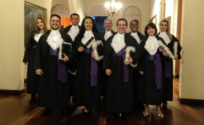 Grupo de pessoas vestidos com a toda da formatura