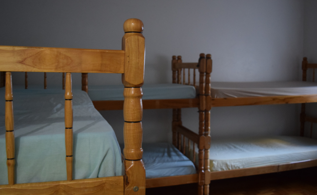 Em uma quarto, três beliches posicionados em formato de L