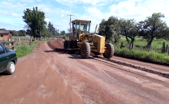 Patrola fazendo o patrolamento em uma estrada de terra