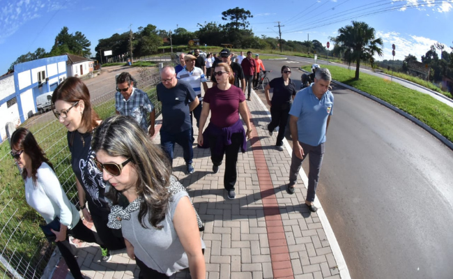 Pessoas caminhando