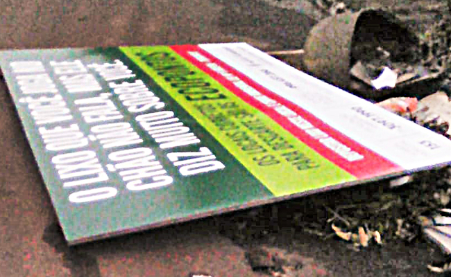 Placa de sinalização verde e branco no chão