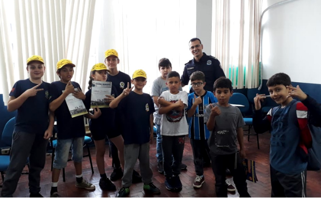 Grupo de alunos em pé