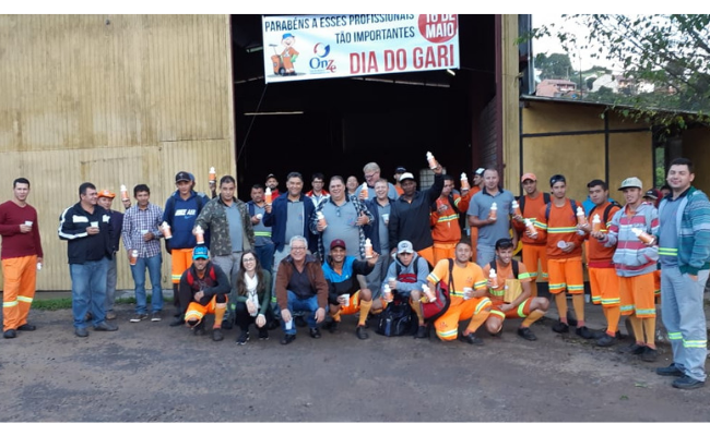 Grupo de pessoas lado a lado, uns em pé outros agachados