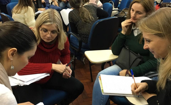 Quatro mulheres sentadas em círculo
