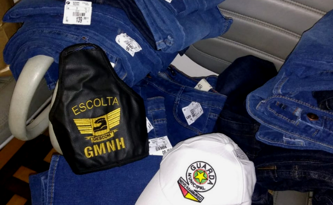 Calças de jeans empilhadas