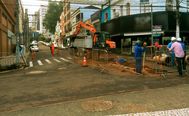 Uma rua bloqueada com uma máquina trabalhando