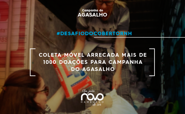 Em um caminhão baú, uma mulher entrega os donativos a outra mulher, que está dentro do baú