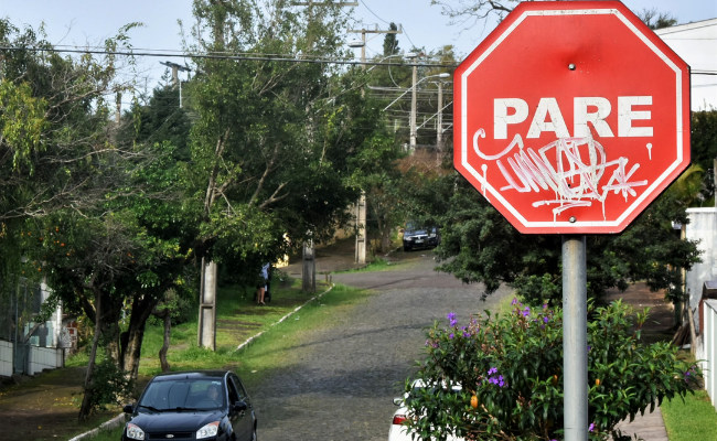 Placa de trânsito pichada