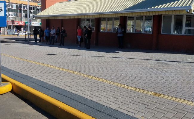 Calçada de um rua com blocos
