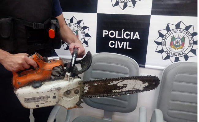 Homem segurando uma motossera