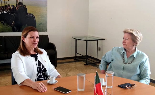Prefeita Fátima e a secretária Ana Amélia sentadas no entorno de uma mesa