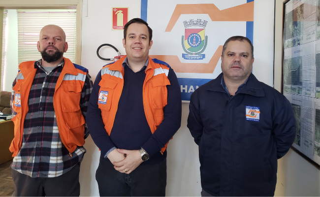 Três homens em pé, lado a lado