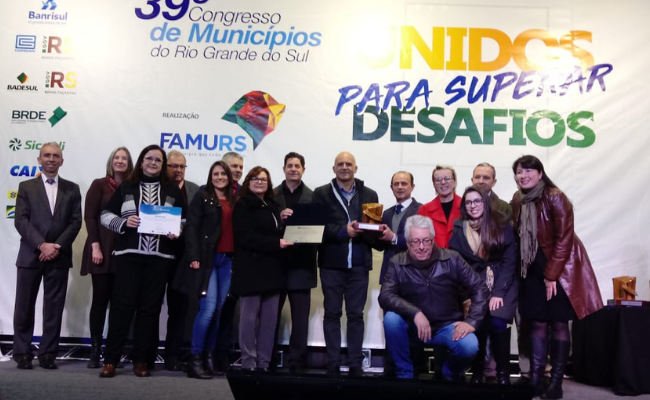 Em um palco, grupo de pessoas