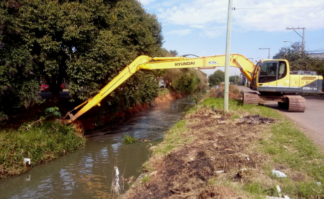 Máquina de braço longo limpando um arroio