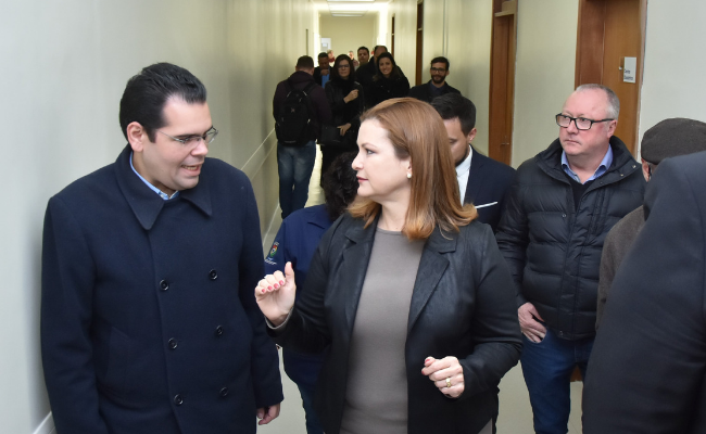 No corredor da maternidade, o secretário e prefeita na frente de uma fila 