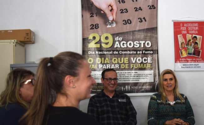 Quatro pessoas sentadas em um semicírculo