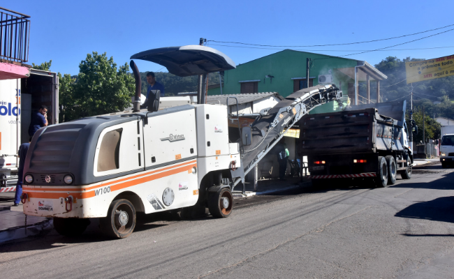 Máquina raspando um asfalto