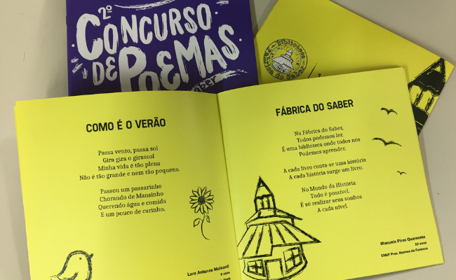 Livro com páginas amarelas aberto