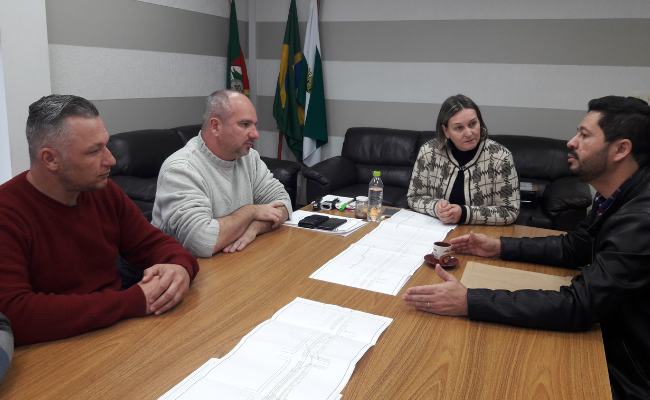 Em uma mesa, quatro pessoas sentadas