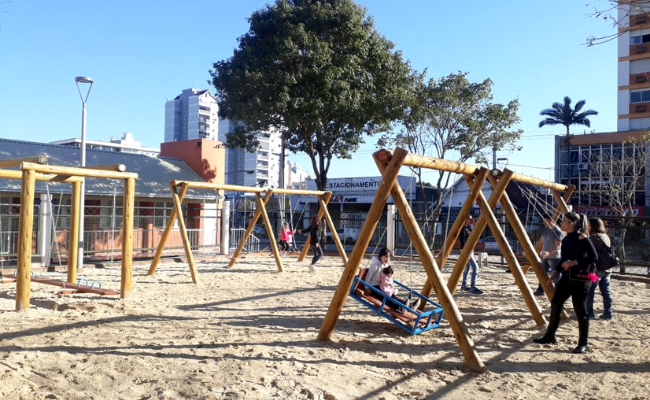 Em uma área de areia, brinquedos de madeira 