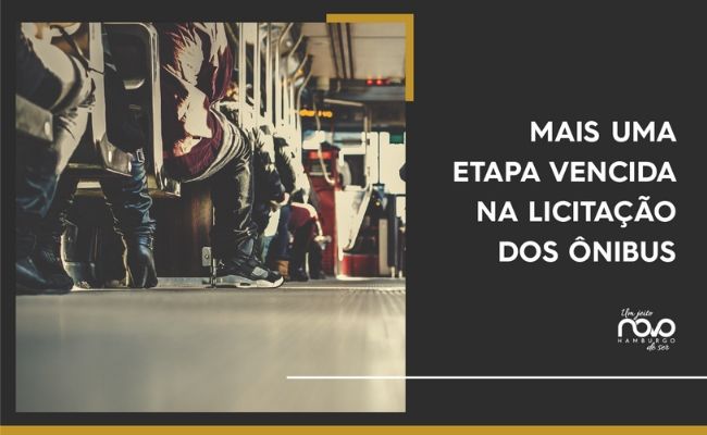 Imagem do corredor de um ônibus com as pessoas sentadas à direita. À esquerda, escrito em branco em um fundo verde "Mais uma etapa vencida da licitação dos ônibus"