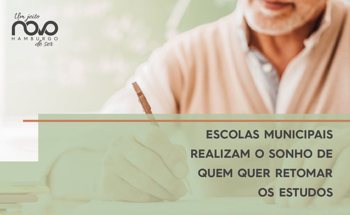 Um senhor sentado escreve com uma caneta em um papel