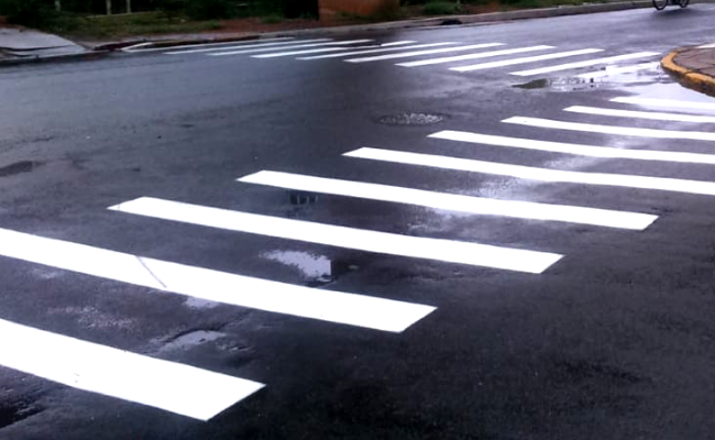Em uma esquina, travessias de pedestres pintadas