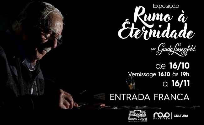 À esquerda, um senhor sentado e à direita escrito em branco Exposição Rumo à eternidade"