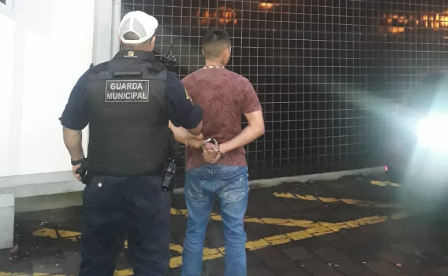 Guarda Municipal vestido de costas e preso algemado também de costas