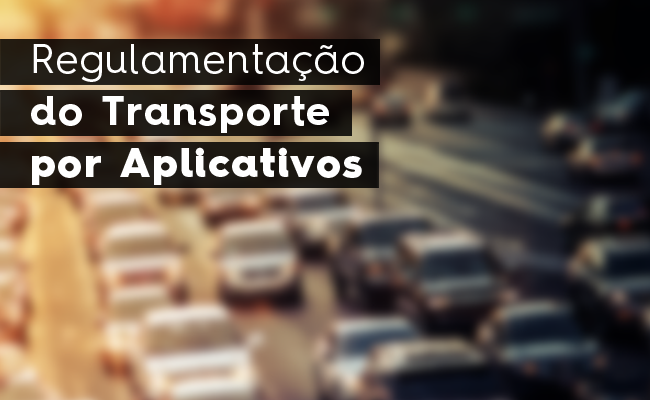 Regulamentação do transporte por aplicativo escrito em cima de uma foto desfocada de muitos carros