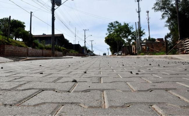 Uma rua com blocos de concreto intertravado
