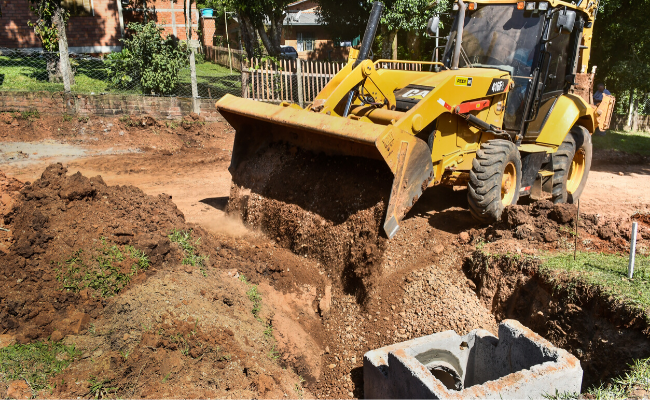 Máquina trabalhando com a remoção de terra
