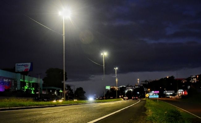 Manutenção inclui a substituição de postes e luminárias