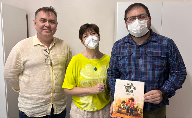 Ralfe Cardoso, escritora Simone Saueressig e Augusto Lengler na entrega simbólica do livro